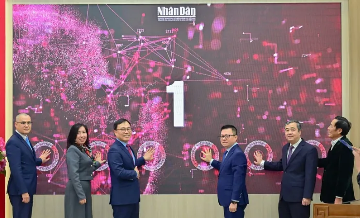 Các đại biểu bấm nút khai trương Báo Nhân dân điện tử tiếng Hàn Quốc