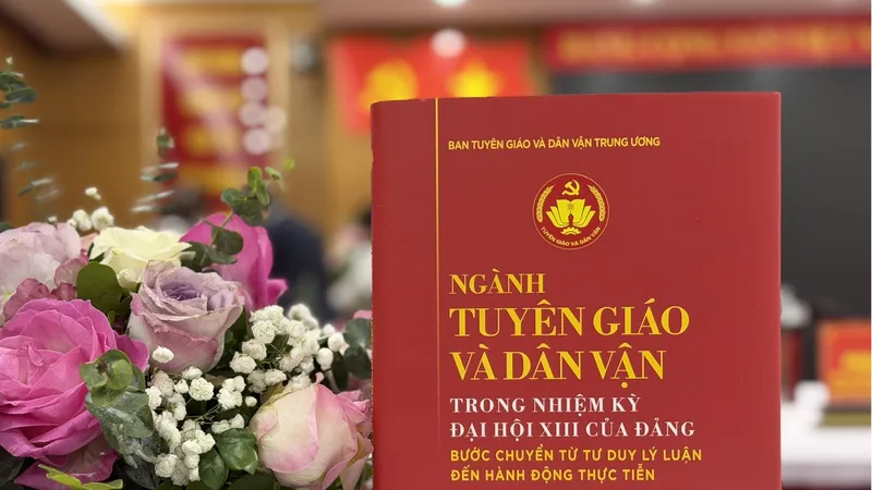 Cuốn sách "Ngành Tuyên giáo và Dân vận trong nhiệm kỳ Đại hội XIII của Đảng - Bước chuyển từ tư duy lý luận đến hành động thực tiễn"
