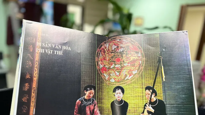 Cuốn sách Dấu ấn Việt Nam trên bản đồ di sản thế giới do NXB Chính trị quốc gia Sự thật ấn hành