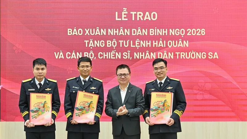 5.000 ấn phẩm báo Xuân Nhân dân được trao tặng cho cán bộ, chiến sĩ, nhân dân Trường Sa