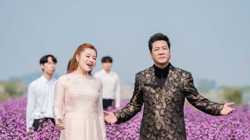 NSND Quốc Hưng và ca sĩ Thu Hằng thể hiện trong MV "Đất nước hôm nay"