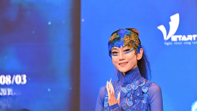 Ở tuổi 67, nghệ sĩ múa Dương Lệ Bình vẫn diễn “Khổng tước” tại Hà Nội. Ảnh: NAM NGUYỄN