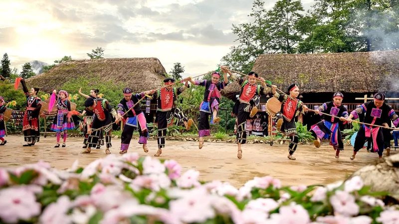 Phong vị tết Việt rộn ràng từ núi cao đến biển xanh