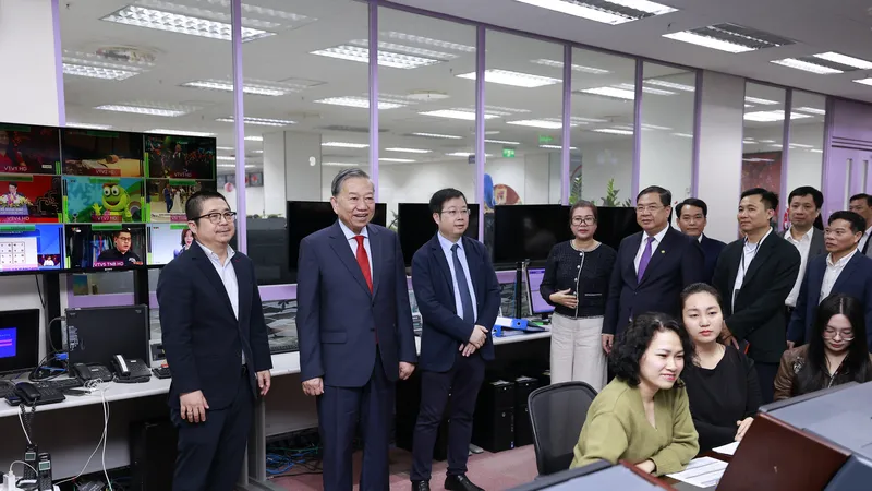 Tổng Bí thư Tô Lâm thăm, động viên cán bộ, phóng viên Đài Truyền hình Việt Nam