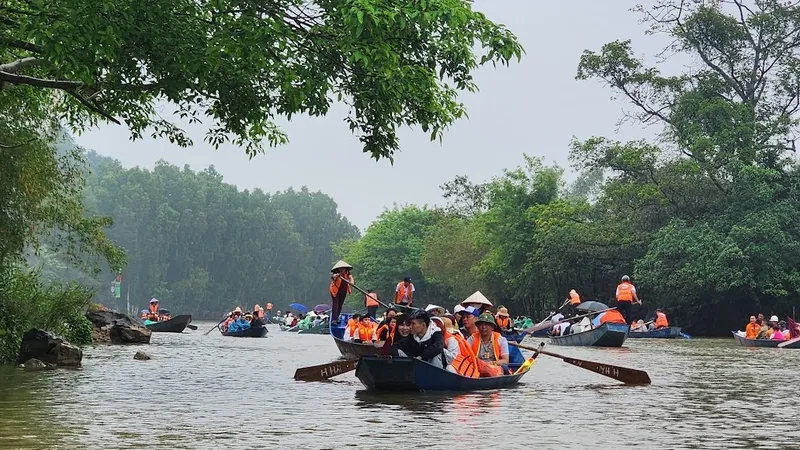 Siết chặt quản lý hoạt động của lái đò tại lễ hội Chùa Hương (Hà Nội)