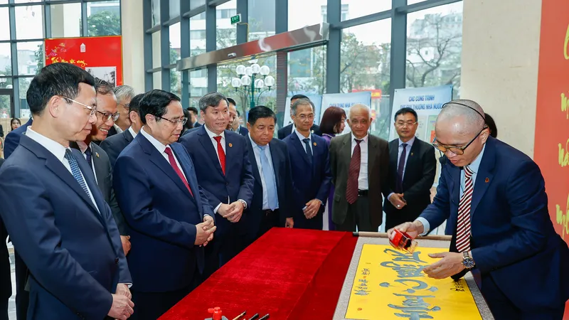 Thủ tướng Phạm Minh Chính tham quan không gian trưng bày về Hán Nôm tại Viện Hàn lâm Khoa học xã hội Việt Nam. Ảnh: NHẬT NAM 