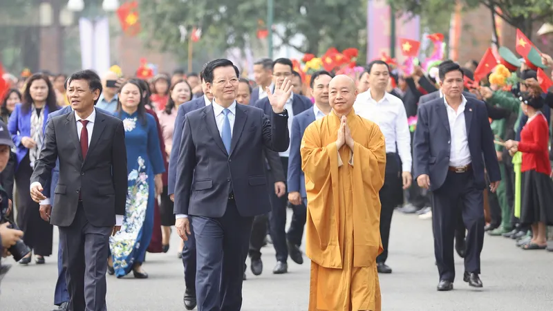 Phó Thủ tướng Mai Văn Chính và các đại biểu tham dự Ngày hội “Sắc xuân trên mọi miền Tổ quốc” năm 2026