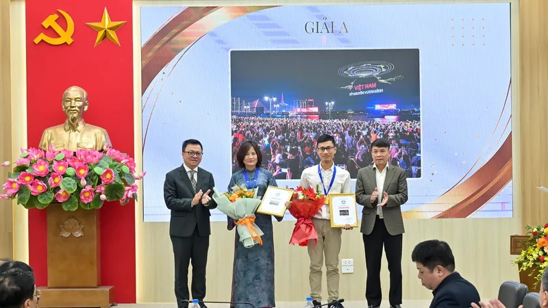 Trao giải cho 2 tác giả có tác phẩm đoạt giải A