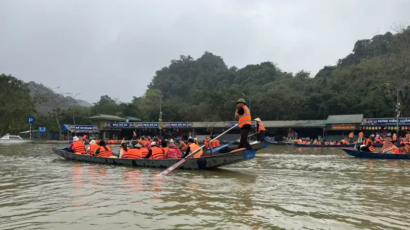 Siết chặt quản lý xe điện, đò chở khách tại Chùa Hương mùa lễ hội