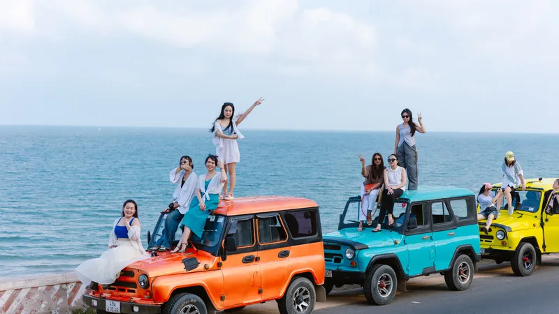 Trải nghiệm đi xe jeep rực rỡ sắc màu tại Mũi Né