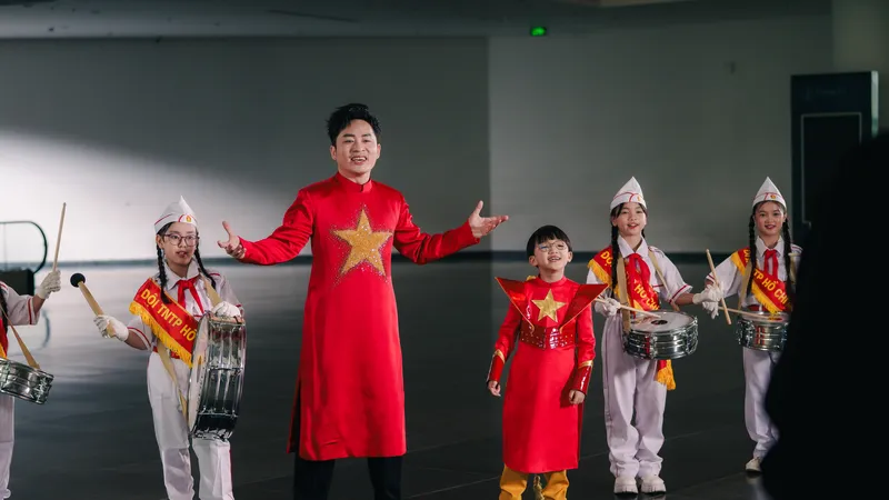 Nhạc sĩ Phạm Tuyên, Tùng Dương và rapper Xệ Xệ lan tỏa tình yêu nước với MV "Có Bác trong tim"