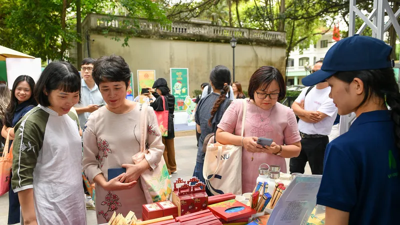 Đại biểu tham quan gian hàng trưng bày các sản phẩm sáng tạo chào mừng Ngày Sở hữu trí tuệ thế giới 2026. Ảnh THẾ ĐẠI