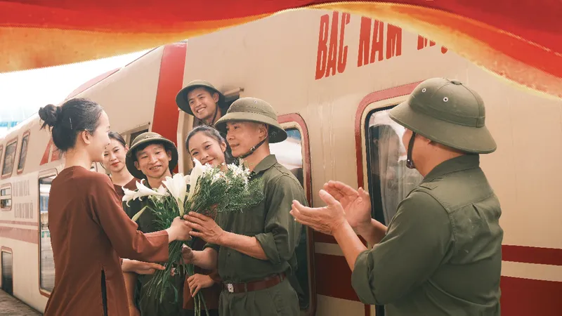 Chuyến tàu trải nghiệm đưa du khách chạm vào ký ức, một sản phẩm du lịch của Hà Nội dịp đại lễ 30-4. Ảnh: HỒ ĐIỆP