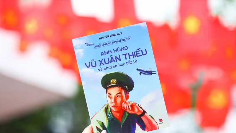 Cuốn sách mới về Anh hùng phi công Vũ Xuân Thiều. Ảnh HÀ PHÙNG
