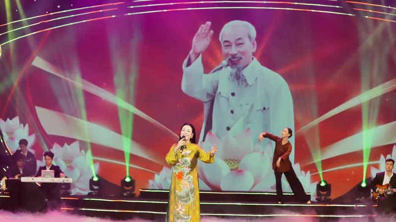 Sáng mãi tên Người - chương trình nghệ thuật chính luận kỷ niệm 136 năm Ngày sinh Chủ tịch Hồ Chí Minh. Ảnh: HUẤN TRẦN