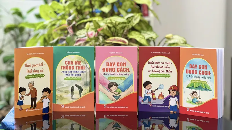 Bộ sách Cha mẹ thông thái của NXB Chính trị quốc gia Sự thật. Ảnh: NGUYỄN CHẮT