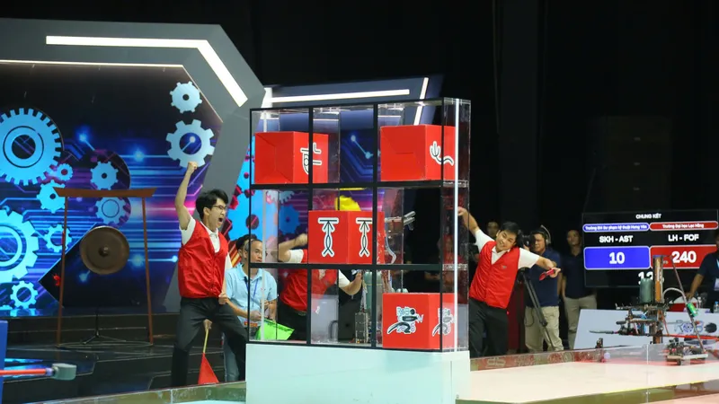 Đội tuyển của Trường Đại học Lạc Hồng giành vị trí vô địch cuộc thi Robocon Việt Nam 2026. Ảnh LIÊN MAI