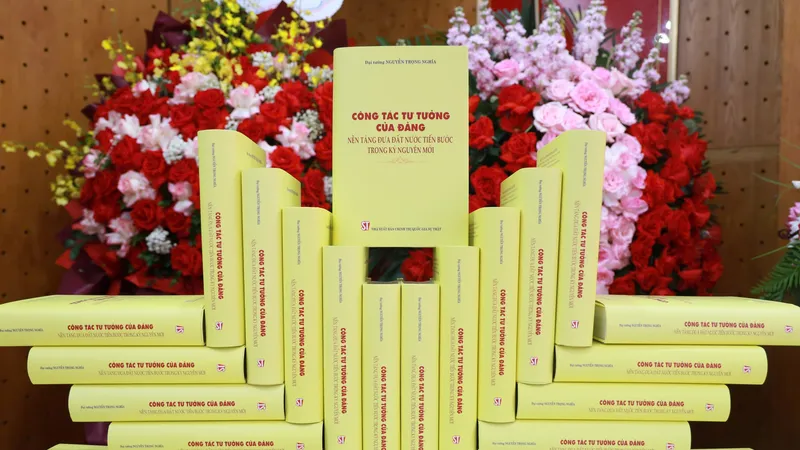Sách của Đại tướng Nguyễn Trọng Nghĩa, Chủ nhiệm Tổng cục Chính trị Quân đội nhân dân Việt Nam. Ảnh: NGUYỄN CHẮT