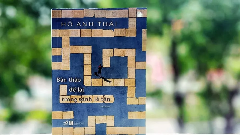Tiểu thuyết Bản thảo để lại trong sảnh lễ tân. Ảnh MAI LIÊN