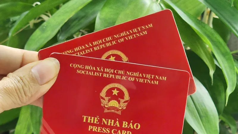 Tiếp tục gia hạn thẻ nhà báo. Ảnh: THU HÀ