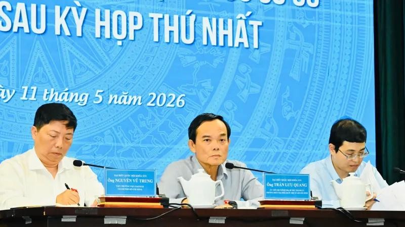 胡志明市市委书记陈留光及国会代表倾听选民意见。图：越勇