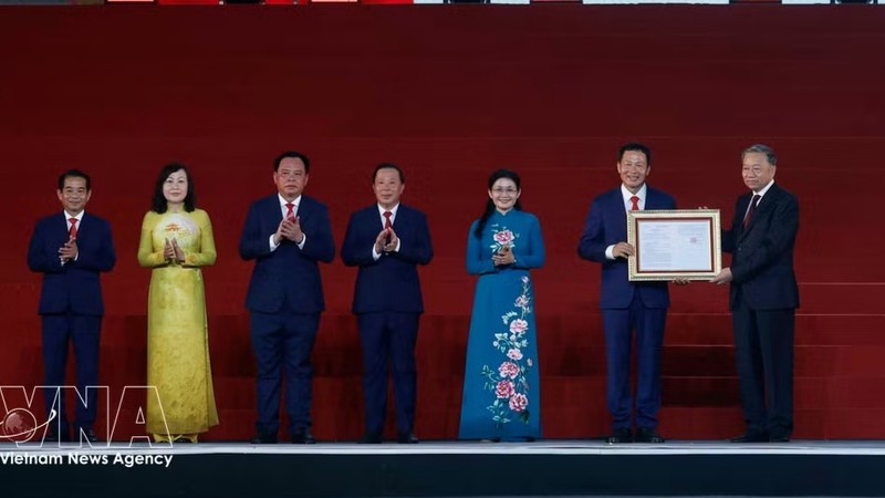 党中央总书记、国家主席苏林出席国会关于成立同奈市的决议公布仪式
