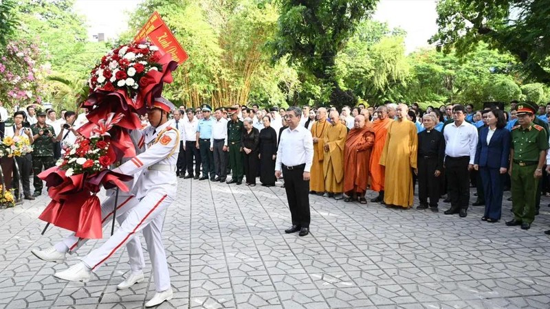 胡志明市越南祖国阵线委员会代表团在黎氏莲公园上香缅怀英雄烈士