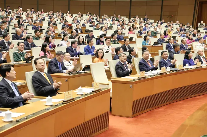 国会第二次会议于10月17日8时15分在首都河内国会大厦延鸿大会堂隆重开幕。