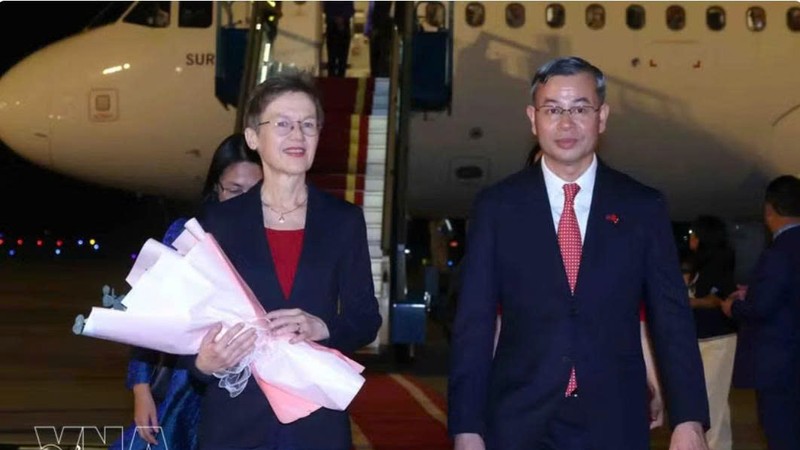 越南财政部部长吴文俊前往内排国际机场迎接列支敦士登公国首相布丽吉特·哈斯。图自越通社