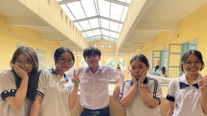 Nguyễn Hữu Thọ (giữa) cùng các bạn học Trường THPT Chuyên Trần Đại Nghĩa, TPHCM.