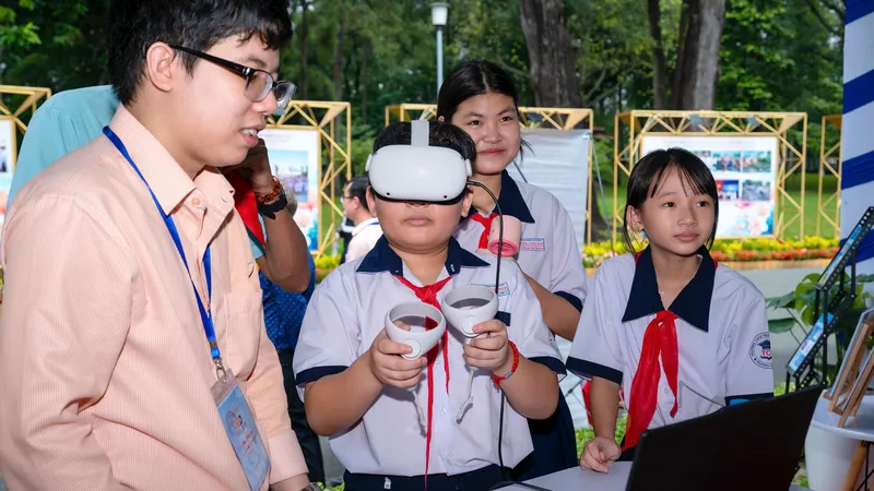 Học sinh thích thú tìm hiểu các ứng dụng công nghệ giáo dục hiện đại của EMG