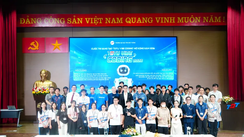 Các sinh viên tham gia lễ phát động cuộc thi TDTU Vibe Coding