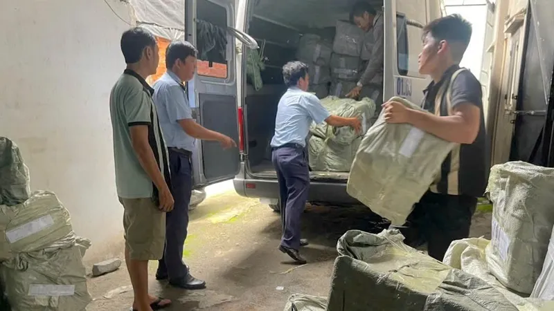 Đội Quản lý thị trường số 13 thuộc Chi cục Quản lý thị trường TPHCM kiểm tra, xử lý thực phẩm không nguồn gốc xuất xứ, hoá đơn chứng từ.