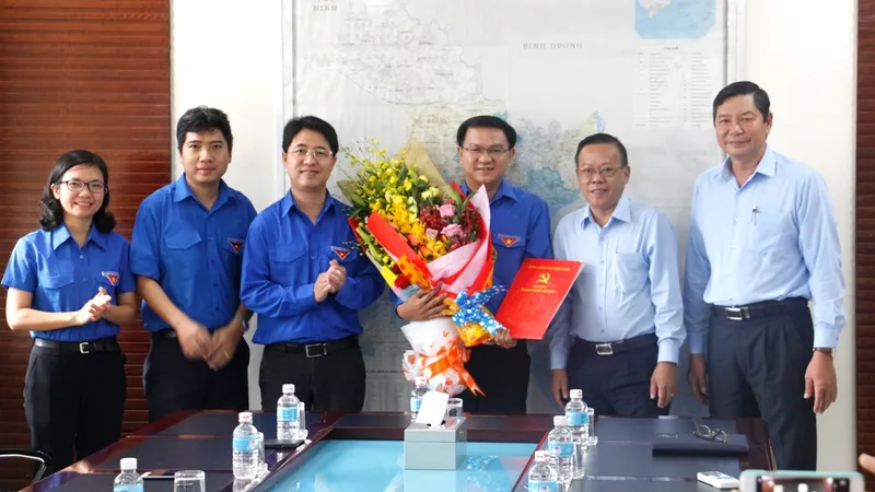 Lãnh đạo TPHCM và Thành Đoàn TNCS TPHCM chúc mừng anh Lâm Đình Thắng