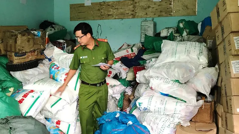 Công an quận Bình Tân khám xét "xưởng" sản xuất bột ngọt giả của bà Ong Thị Dung