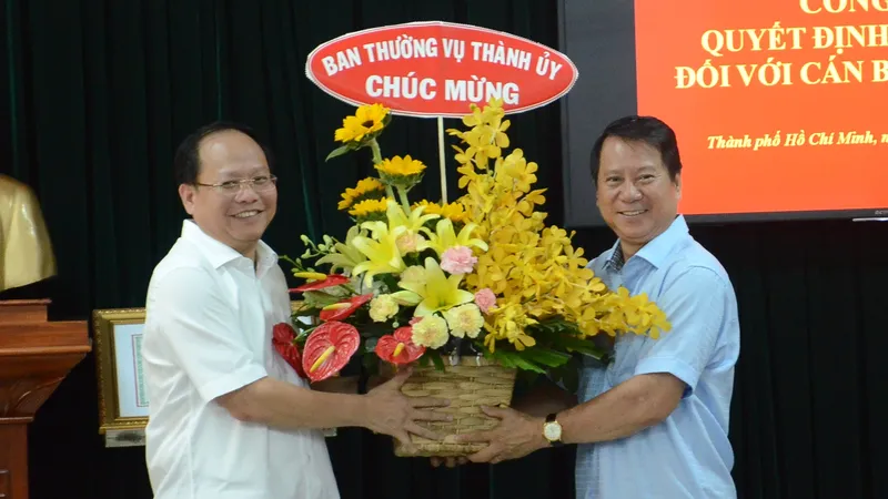 Thành ủy TPHCM trao quyết định nghỉ hưu cho đồng chí Nguyễn Hữu Nhân