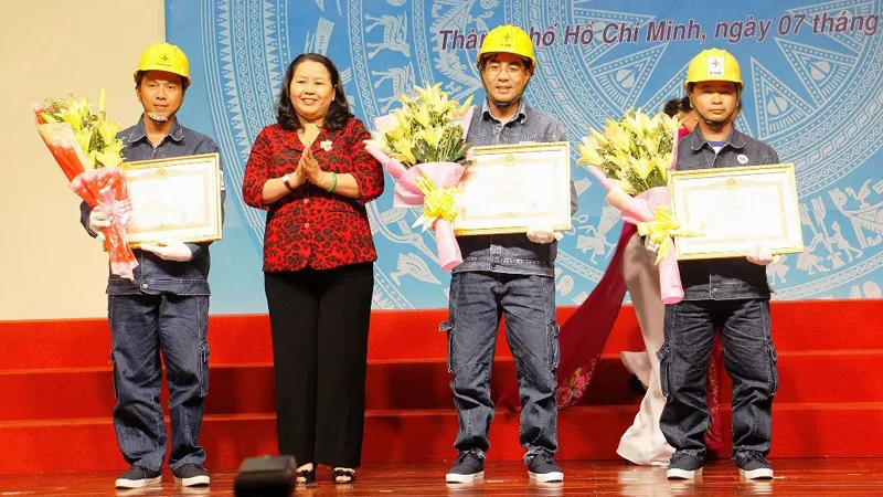 4 kỹ sư, công nhân Điện lực TPHCM nhận bằng khen của Thủ tướng Chính phủ