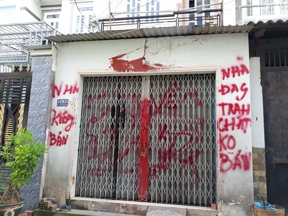 UBND quận Bình Tân yêu cầu công an điều tra, xử lý nghiêm vụ “khủng bố” bằng sơn, mắm tôm