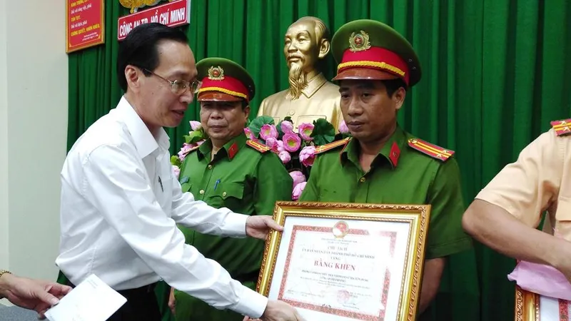Khen thưởng các đơn vị bắt giữ đường dây vận chuyển 300kg ma túy tại ngã tư An Sương