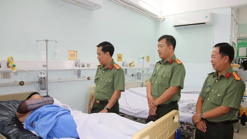 Thiếu tá công an bị côn đồ chém khi làm nhiệm vụ