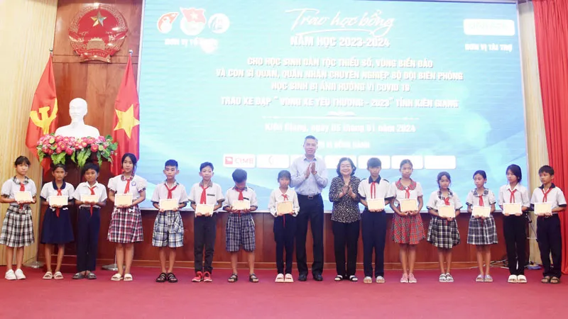 Kiên Giang: Trao học bổng Vừ A Dính cho học sinh dân tộc thiểu số, vùng biển đảo