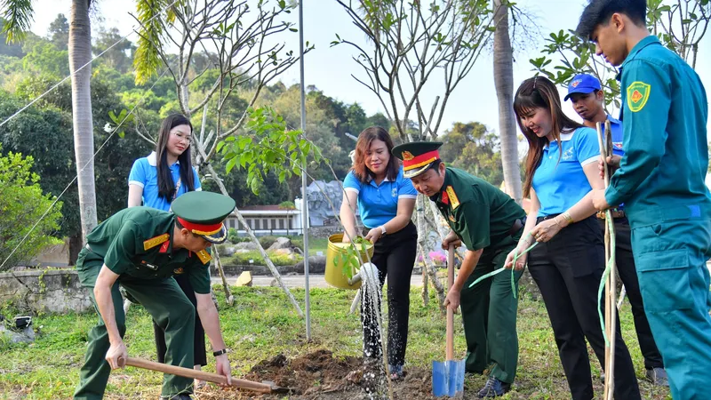 Cục Chính trị Quân khu 9 trao nhà “Mái ấm biên cương”, tặng quà tại Hòn Đất (Kiên Giang)