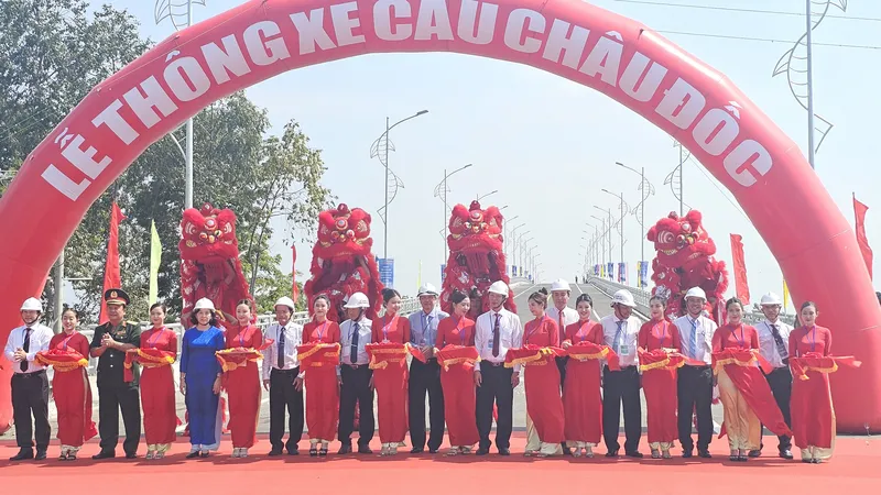 Thông xe cầu Châu Đốc (An Giang)