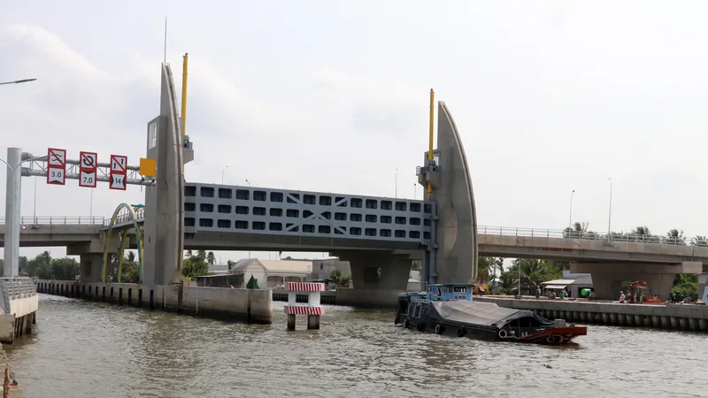 Kiên Giang: Hạn chế phương tiện thủy lưu thông qua kênh Ông Hiển Tà Niên