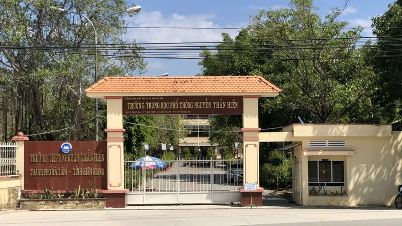 Khai trừ Đảng thầy giáo làm học sinh có thai