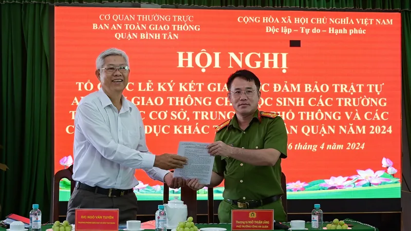 Ký kết giao ước không để học sinh vi phạm giao thông