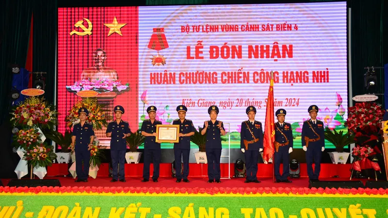 Bộ Tư lệnh Vùng Cảnh sát biển 4 nhận Huân chương Chiến công hạng Nhì