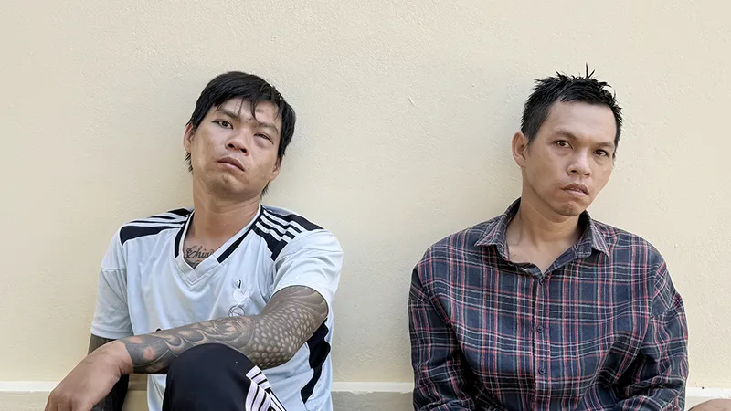 Bắt 2 đối tượng bị truy nã đặc biệt, thu nhiều súng và hung khí