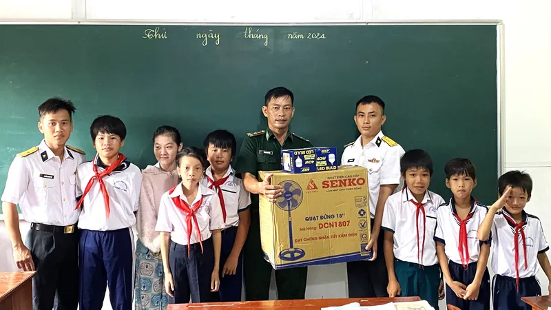 Tặng quà lớp học tình thương trên đảo Hòn Chuối (Cà Mau)