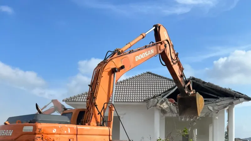 Tháo dỡ công trình không phép tại khu 79 biệt thự ở TP Phú Quốc